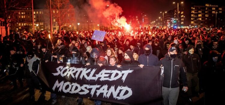 Hundreds march through Copenhagen to protest Covid-19 lockdown & plans for vaccination passports 